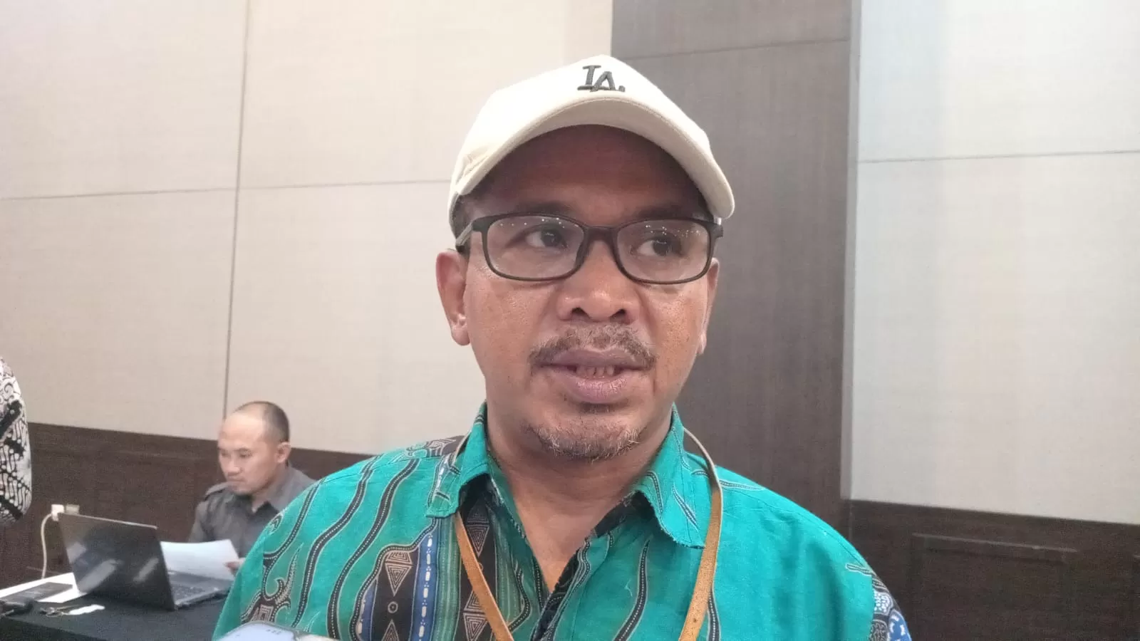 Ketua Bawaslu Papua, Hardin Halidin, memastikan KPU dan Bawaslu Papua batal berangkat ke Jakarta untuk mengikuti rekapitulasi tingkat nasional di KPU RI. (CEPOSONLINE.COM/HANS PALEN)
