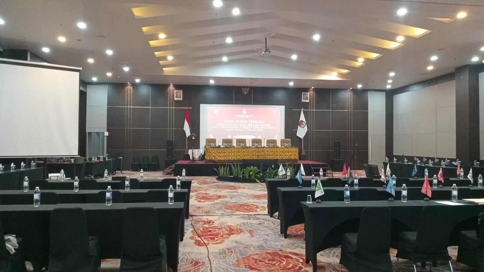 Ruangan pleno KPU Papua yang masih kosong. Padahal agendanya pleno DPR Papua, Rabu (20/3/2024). (CEPOSONLINE.COM/HANS PALEN)