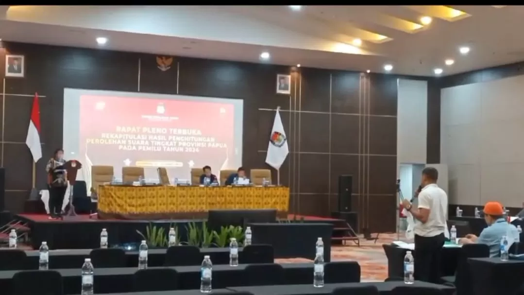 Aksi protes yang diajukan para saksi dalam pleno DPR Papua yang dipimpin KPU Papua, Kamis (21/3/2024). Para saksi keberatan karena menilai adanya kecurangan dalam penghitungan suara. (CEPOSONLINE.COM/HANS PALEN)