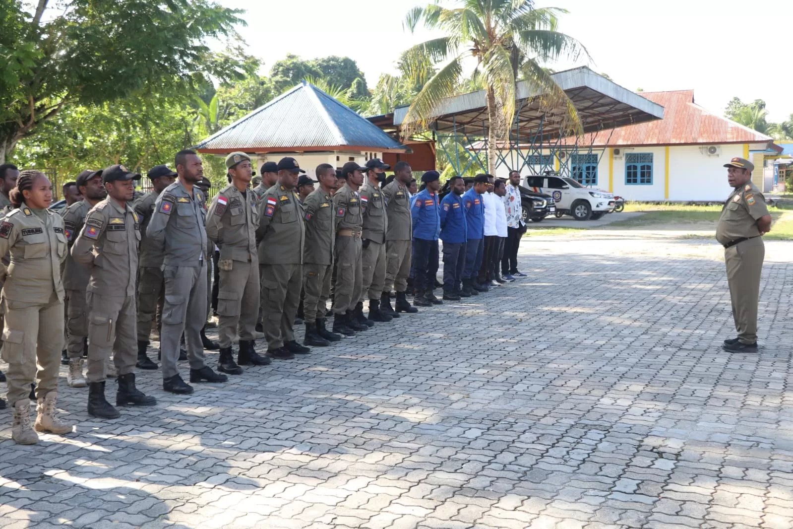 Kasatpol PP Keerom, Laurens Borotian saat memberikan arahan kepada jajarannya usai apel pagi, Senin (25/03/2024).  (Ceposonline.com/Mustakim Ali)