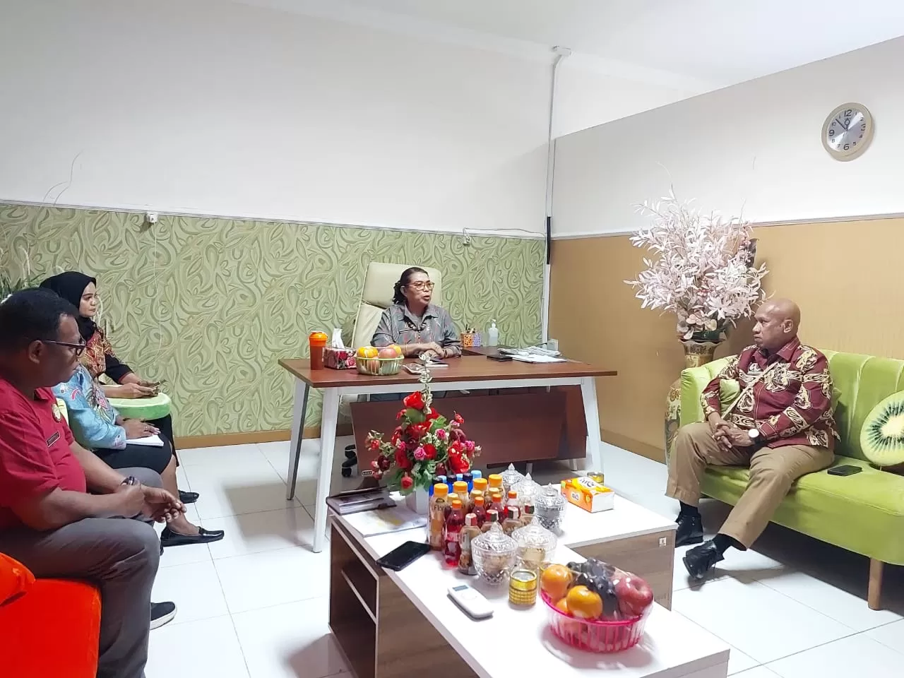 Karel/cepos Penjabat Bupati Sarmi Markus O Mansnembra SH,MM bersama ketua DPRD Sarmi, Jumriati dan OPD terkait bertemu dengan Direktur RSUD Abepura dr Daisy Urbinas di RSUD Abepura, Jumat (22/3) lalu. (CEPOSONLINE.COM/KAREL)