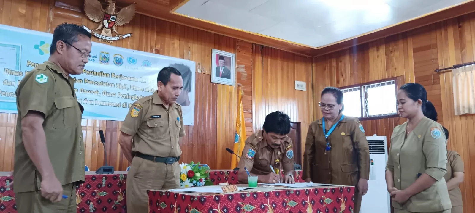 Kepala Dinas Dukcapil Nabire, Yulianus Pasang saat menandatangi MoU peningkatan cakupan pencatatan akte kelahiran dan Imunisasi di Kabupaten Nabire, Senin (25/3/2024) (ceposonline.com/THERESIA)