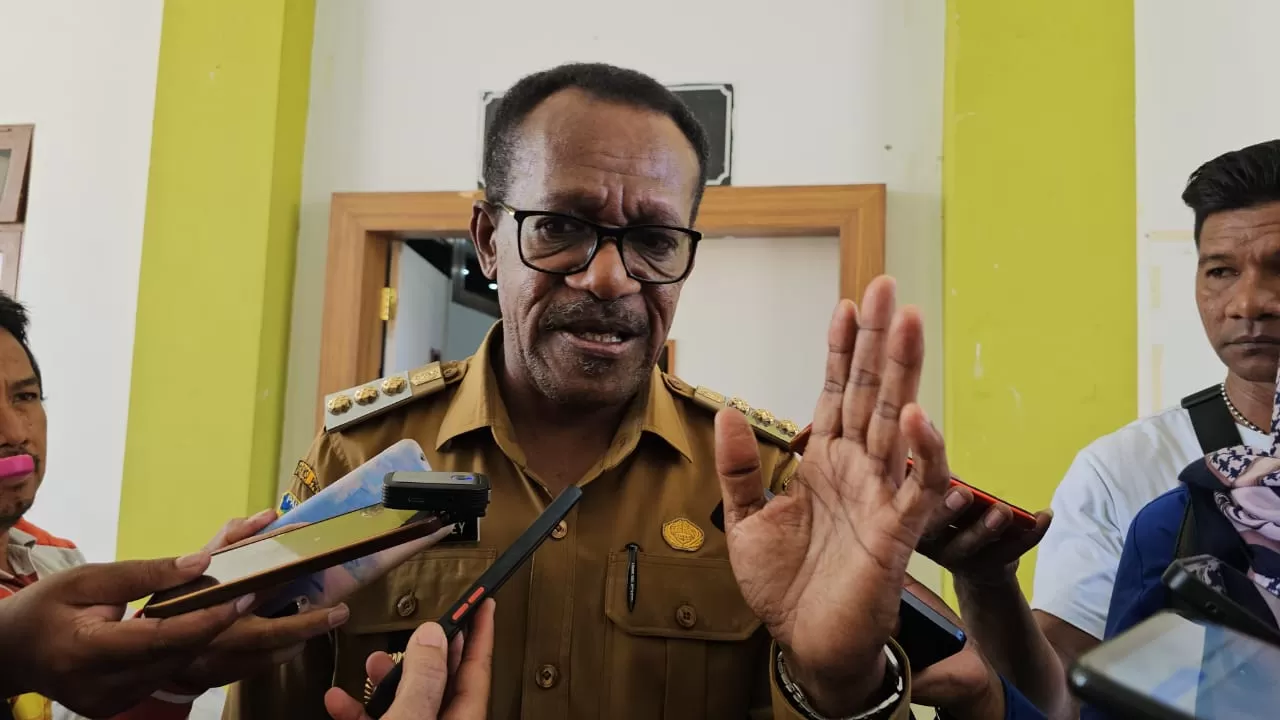 Penjabat Wali Kota Jayapura, Frans Pekey, bicara soal inspeksi pasar yang dilakukan Pemkot Jayapura dan TPID Kota Jayapura jelang Idulfitri.  (CEPOSONLINE.COM/Hans Palen)