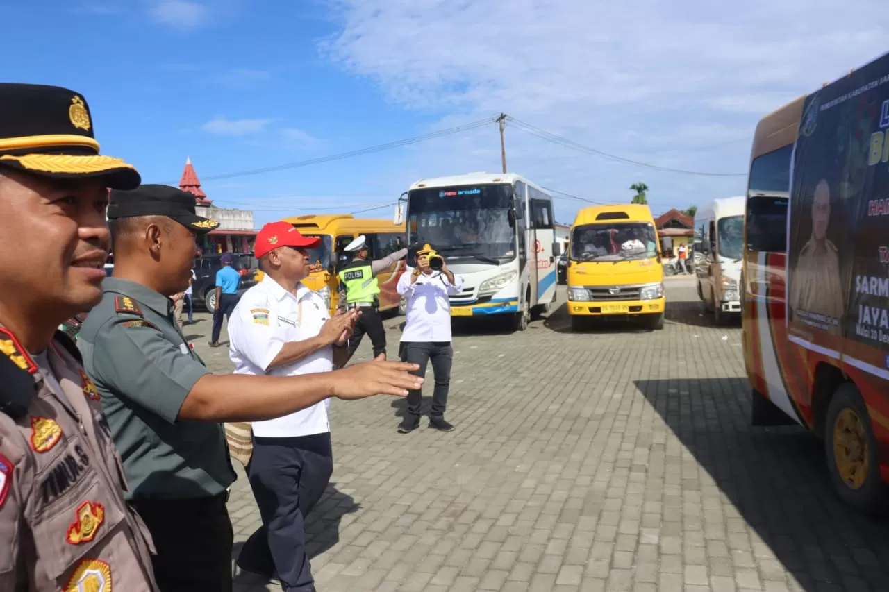 Pj Bupati Sarmi Markus Mansnembra bersama Forkopimda melepas bus gratis kepada dalam Sarmi-Jayapura, Sarmi Bonggo PP  Desember lalu. Penyediaan bus gratis ini dalam rangka hari raya Idul fitri ini  (ceposonline.com/WENY)