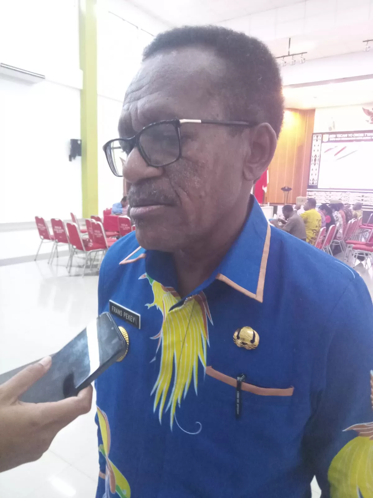 Penjabat Wali Kota Jayapura, Frans Pekey saat memberikan keterangan kepada awak media di sela-sela Rapim Pemkot Jayapura di aula Sian Soor, kantor Wali Kota Jayapura, Kamis (04/04/2024).  (Ceposonline.com/YONATHAN)