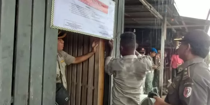 Satpol PP Kabupaten Merauke saat menyegel THM di Merauke, Rabu (03/04/2024) (ist)