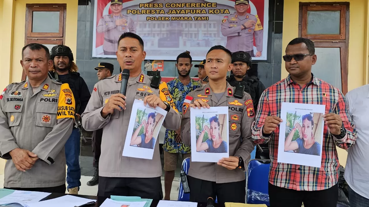 Press conference kasus curanmor oleh Kapolresta Jayapura Kota, Kombes Victor Mackbon (kedua dari kiri), di Muara Tami, Kota Jayapura, Kamis (4/4/2024). (CEPOSONLINE.COM/Hans Palen)
