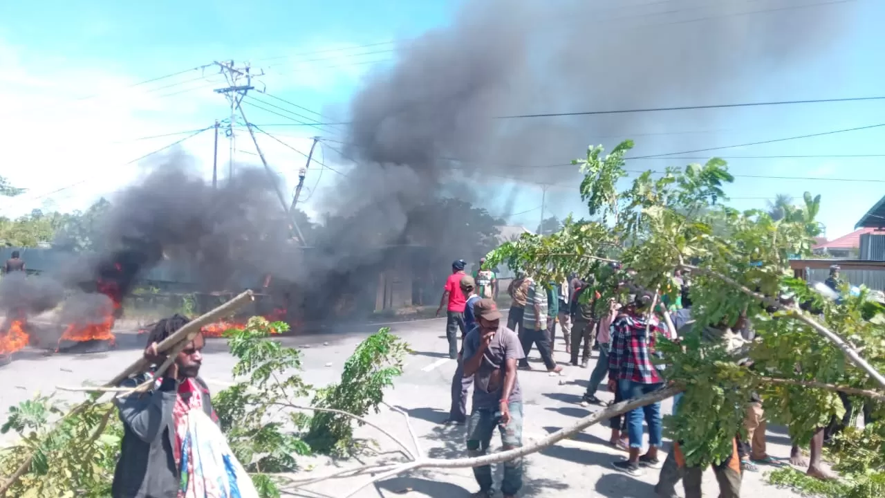 Massa aksi FRPHAMP di Jepara II Nabire saat membakar ban setelah beberapa kali dipukul mundur oleh aparat keamanan dengan tembakan gas air mata ke arah massa aksi, Jumat (05/04/2024). ( Istimewa)