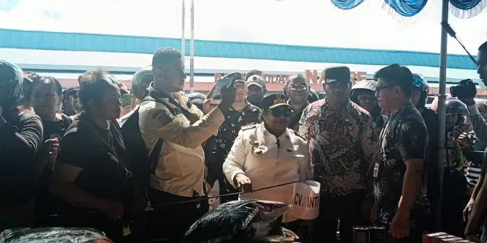 Pj Gubernur Papua Tengah, Ribka Haluk, di kegiatan Gerakan Pangan Murah Pemprov Papua Tengah, di Nabire, Sabtu (6/4/2024). (Ist)