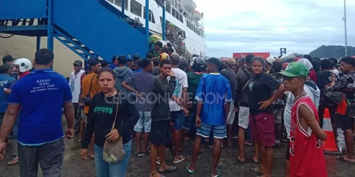 Keramaian di Pelabuhan Jayapura di mana ada dua Kapal Pelni yang sandar pada Senin (8/4/2024). (CENDERAWASIH POS/Yohana Wenggi)