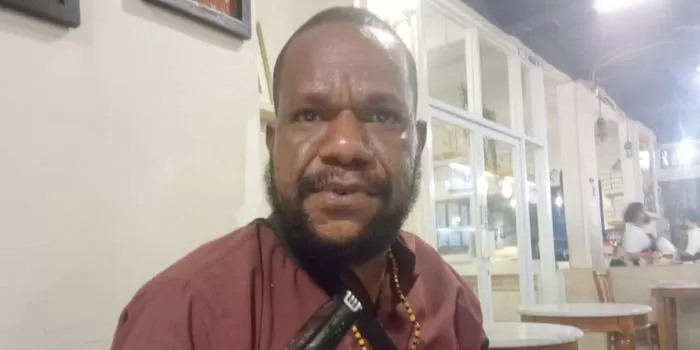 Tokoh intelektual Nduga, Arim Tabuni, bicara soal proses Pileg di Nduga. (CENDERAWASIH POS/Jimianus Karlody)