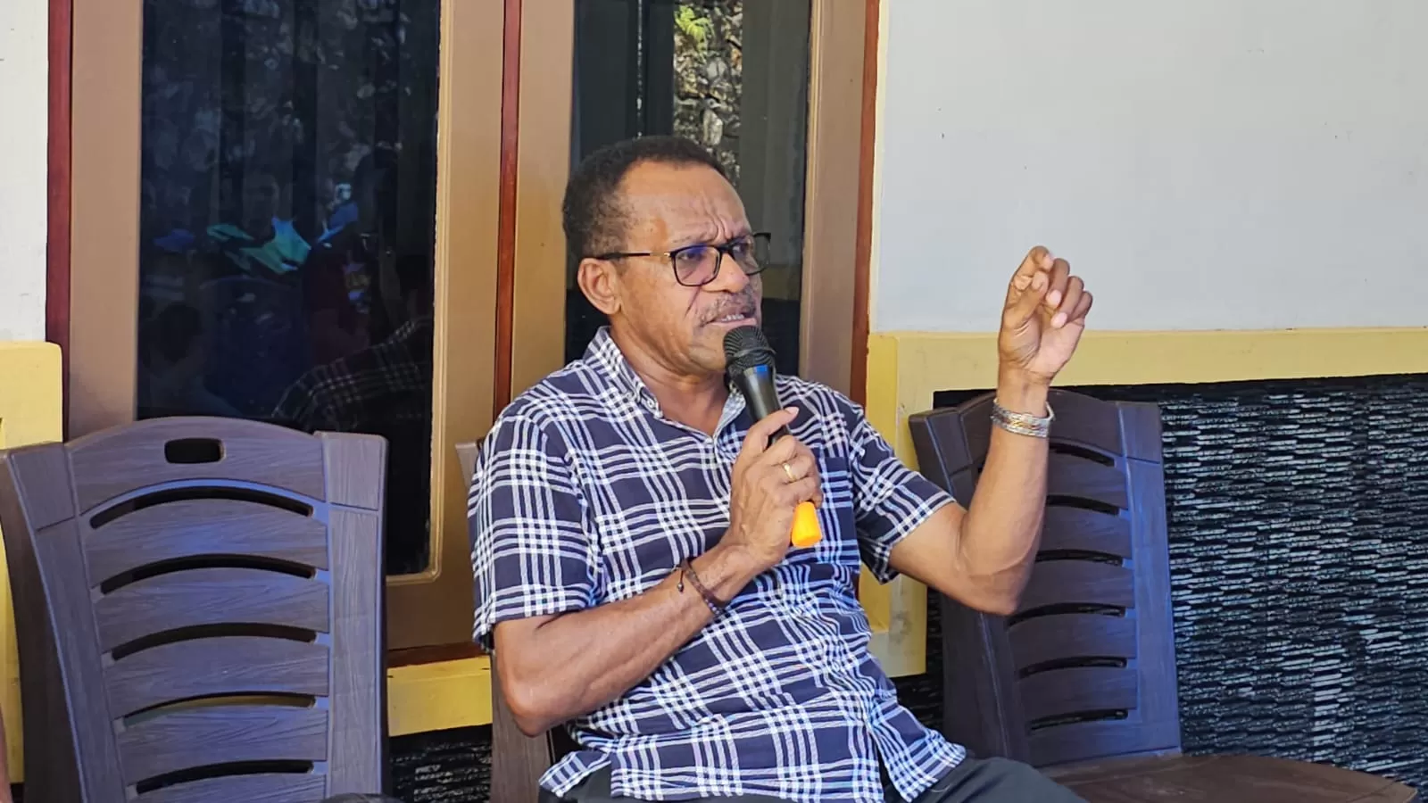 Pj Wali Kota Jayapura, Frans Pekey, bicara soal kecurangan hasil Pemilu di Kota Jayapura. (CEPOSONLINE.COM/Hans Palen)