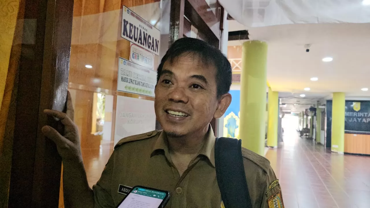Plt. Kepala Dinas Pendidikan Kota Jayapura, Abdul Majid. (HANS PALEN/Ceposonline.com)