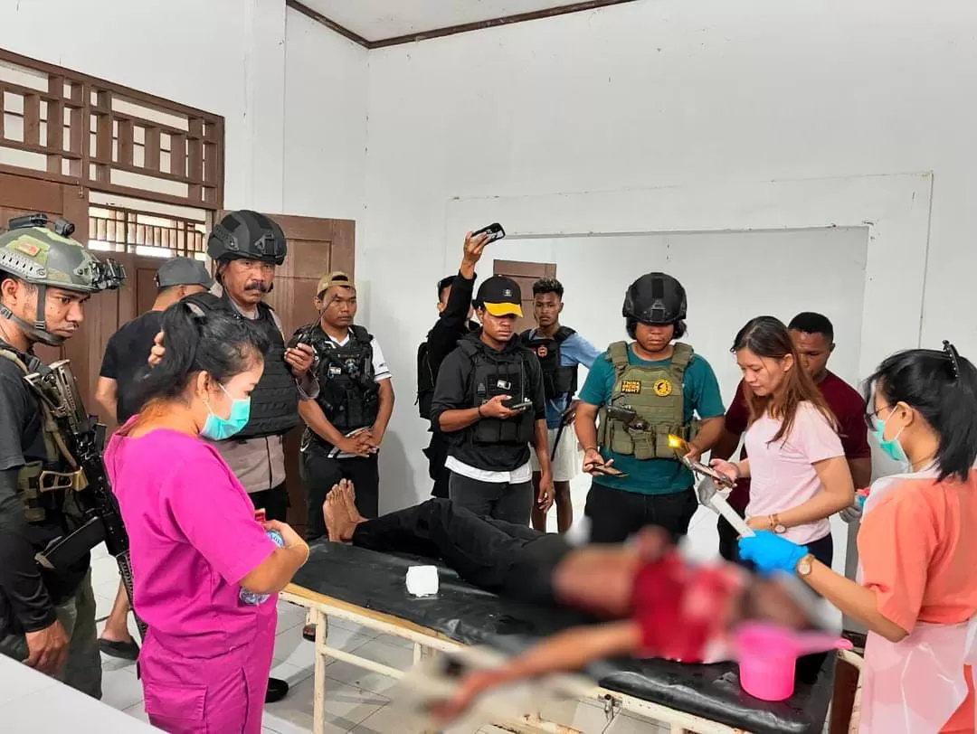 Saat jenazah Bripda Oktovianus dievakuasi ke Puskesmas, Selasa (16/04/2024).   (istimewa)