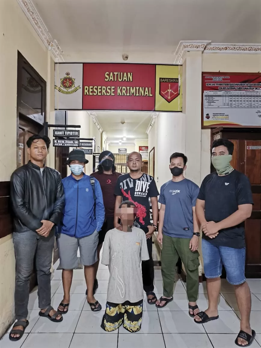 Pelaku saat diamankan di Polres Keerom, Kamis (18/04/2024) dini hari tadi. (Ceposonline.com/Polres Keerom)