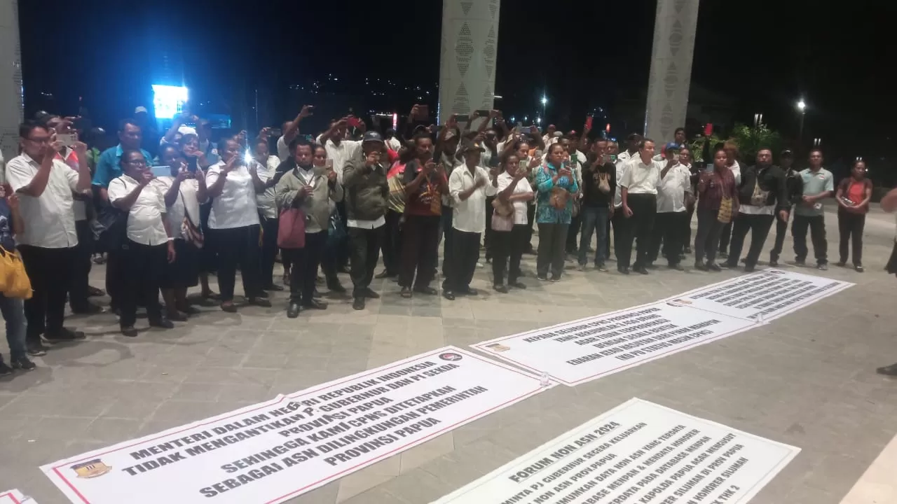 Ratusan massa dari Non ASN masih bertahan di halaman kantor Gubernur Papua, Kamis (18/4/2024). (Ceposonline.com/Jimi Karlodi)