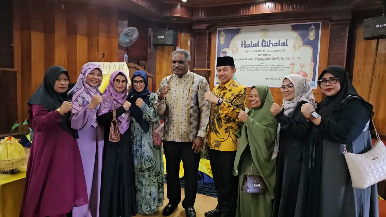 Ketua DPRD Kota Jayapura, Abisai Rollo bersama Tokoh Muslim Kota Jayapura, Rustan Saru saat bersalaman dengan warga usai acara Halal Bihalal di Koya, Distrik Muara Tami, Kota Jayapura, Kamis (18/4/202 (CEPOSONLINE.COM/Hans Palen)