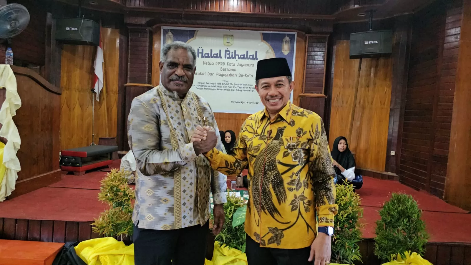 Ketua DPD Golkar Kota Jayapura, Abisai Rollo (kiri) bersama Ketua DPD PAN Kota Jayapura, Rustan Saru, sepakat berpasangan di Pilkada Kota Jayapura. (CEPOSONLINE.COM/Hans Palen)