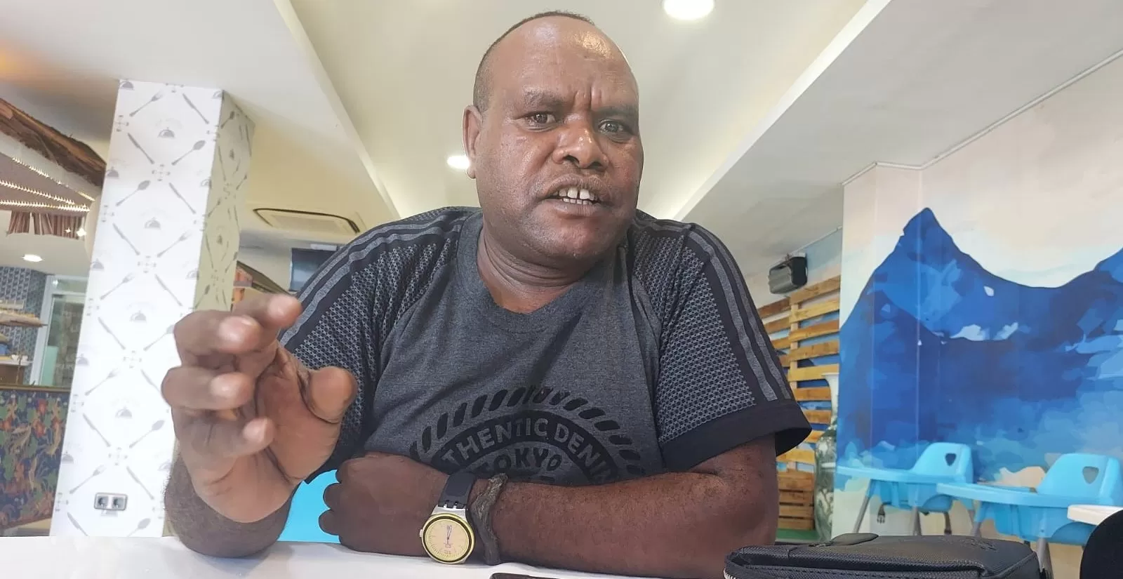 Ketua KPU Tolikara, Netius Wonda, bicara soal pembukaan pendaftaran anggota PPD KPU Tolikara jelang Pilkada 2024. (CENDERAWASIH POS/Karolus Daot)