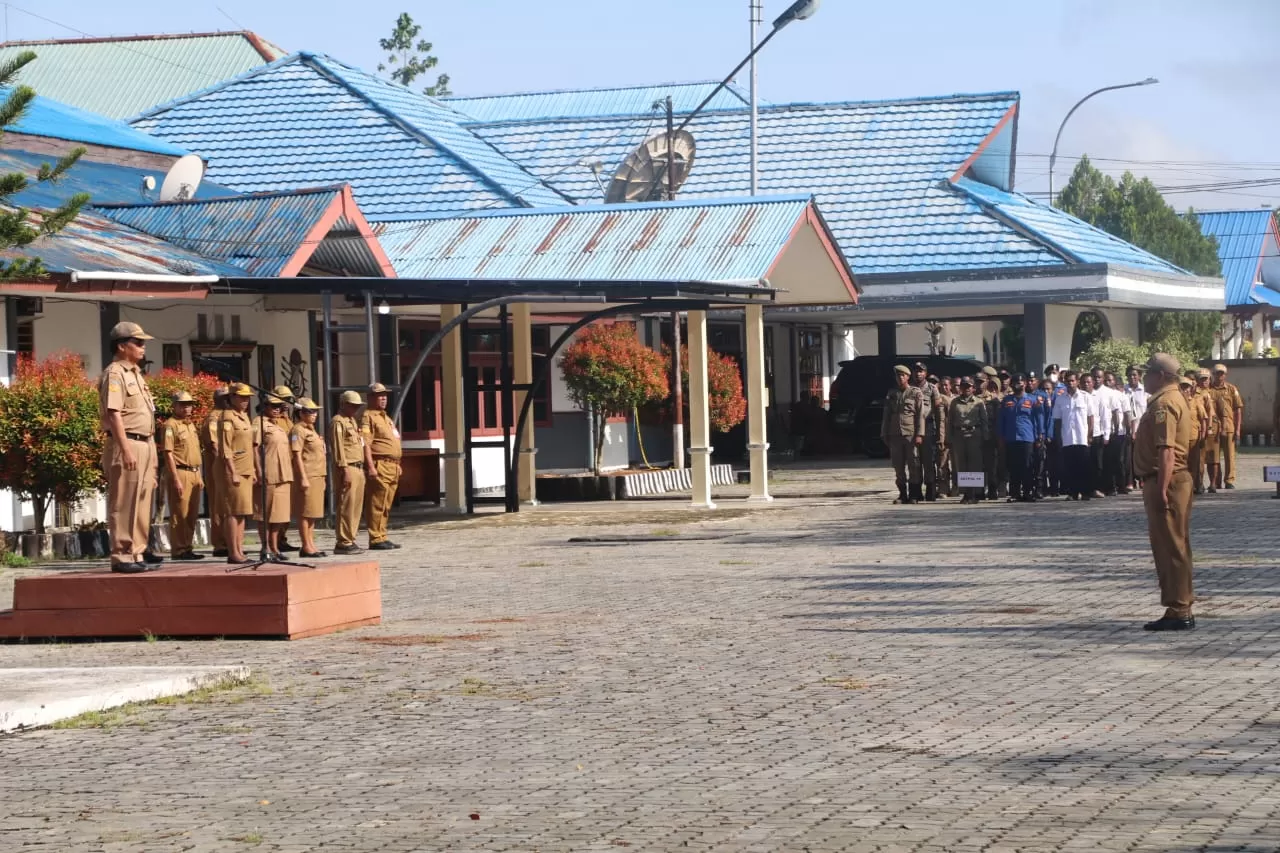 Asisten I Keerom, Lukas Saranga saat mempmpin apel pagi di kantor Bupati Keerom, Senin (22/4/2024).  (Ceposonline.com/MUSTAKIM ALI)