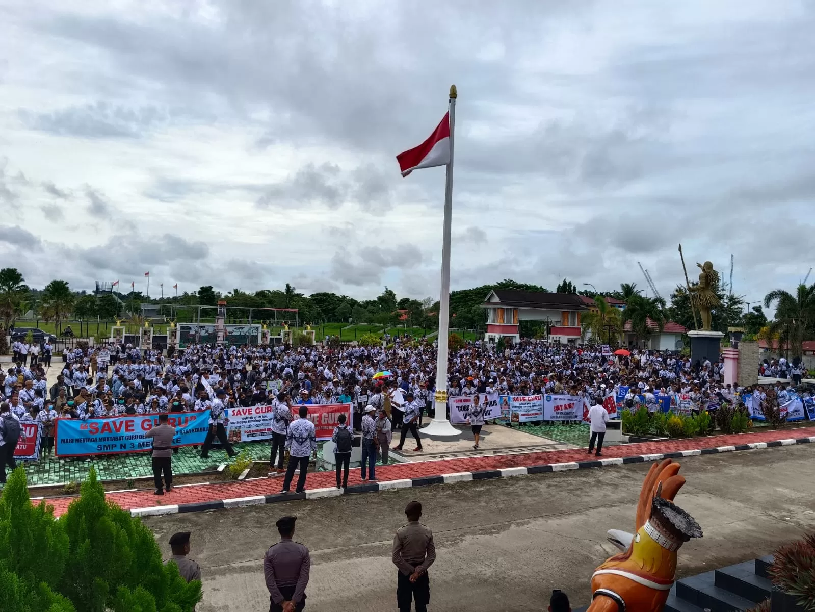 Ribuan guru di Merauke saat menggelar aksi demo damai terkait TPP di halaman kantor bupati Merauke, Senin (22/04/2024)  (Ceposonline.com/Sulo)