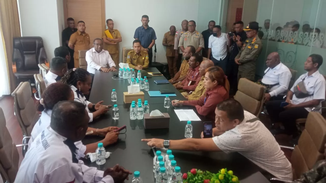 Pertemuan honorer Pemprov Papua dan Pj Gubernur Papua Ridwan Rumasukun di Kantor Gubernur Papua, Senin (22/4/2024). (CENDERAWASIH POS/Jimianus Karlody)
