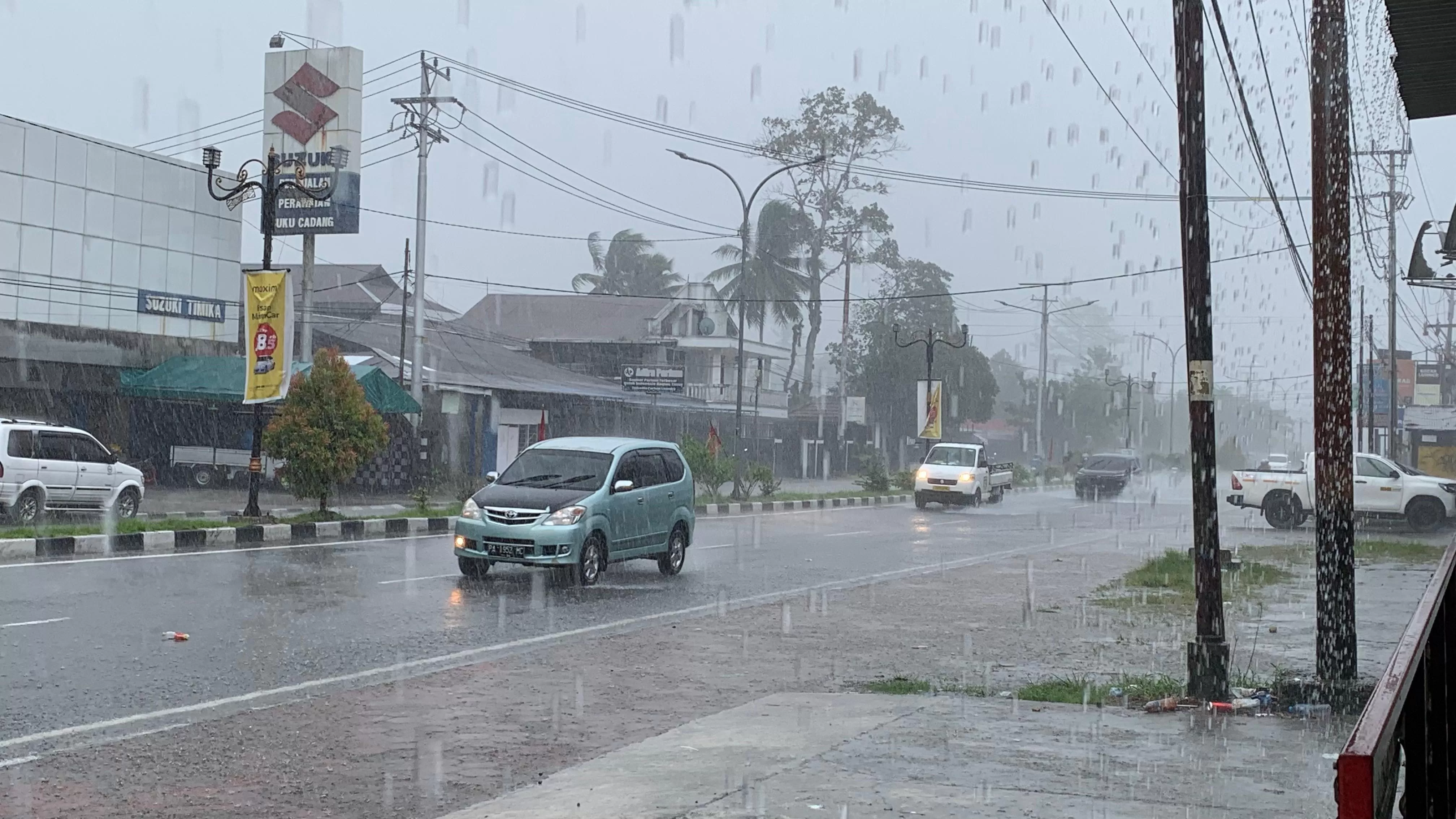 Kondisi Jalan Cenderawash, dekat Lampu Merah Diana Mall, Mimika, Papua Tengah, Senin (22/4/2024) siang. (Cenderawasih Pos/Moh.Wahyu Welerubun)