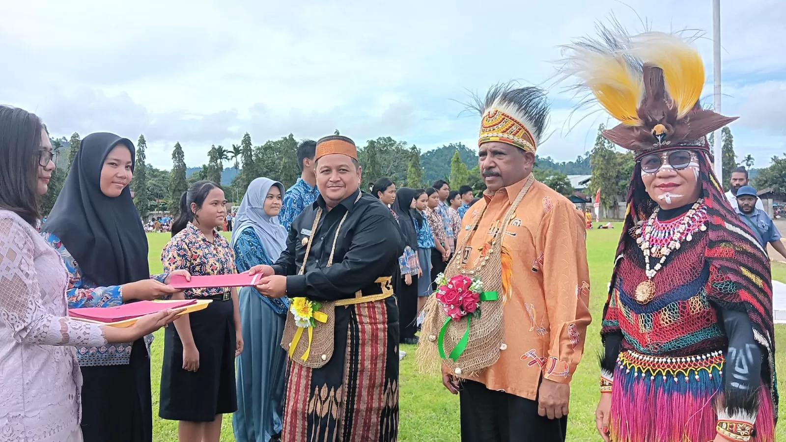 Wakil Bupati Nabire, Ismail Djamaluddin, (Kiri hitam), Pieter Erari (tengah) dan Kepala Dinas P dan K Nabire, Dina Pidjer (Kanan) saat menyerahkan sertifikat penghargaan kepada salah satu peserta. (Ist)