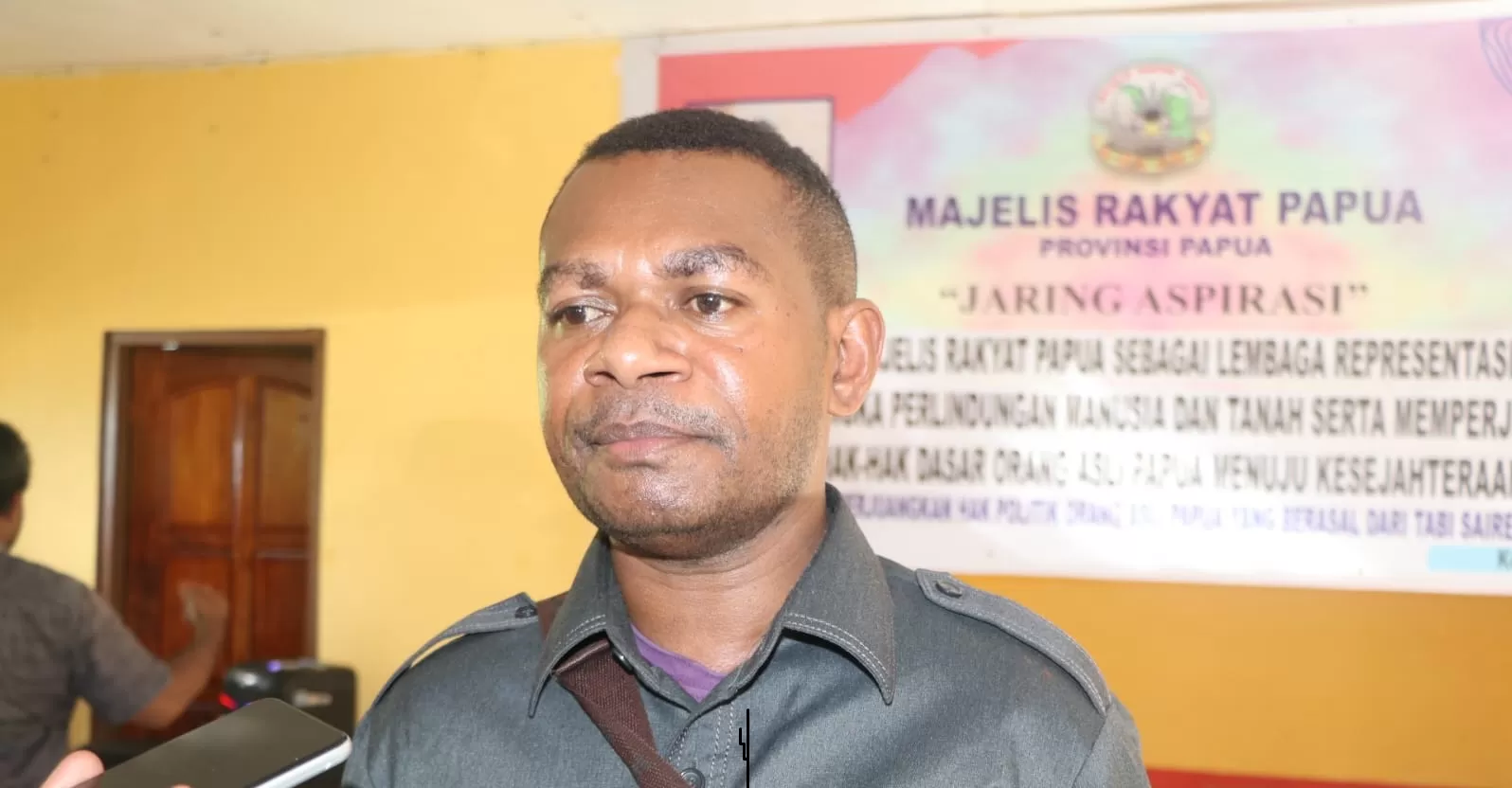 Anggota Majelis Rakyat Papua (MRP) Raimond May bertemu masyarakat adat di Kampung Wonorejo Distrik Mannem, Keerom, Rabu (1/5/2024). (Ist)