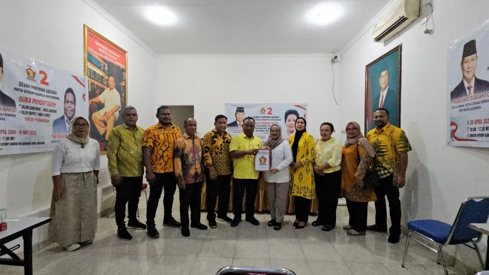 Pengurus DPD Golkar Kota Jayapura saat mengambil formulir pendaftaran di Partai Gerindra, Kamis (2/5/2024). (Ist)