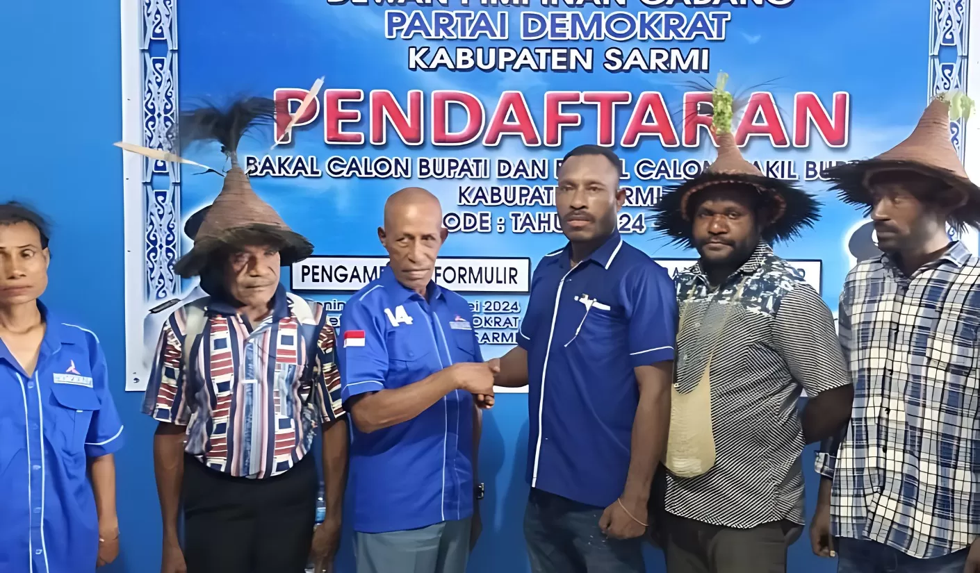 Habel Yahya Iriyori (ketiga dari kanan) secara resmi menyatakan maju sebagai Bakal Calon Bupati Sarmi pada Pilkada mendatang. (Ist)