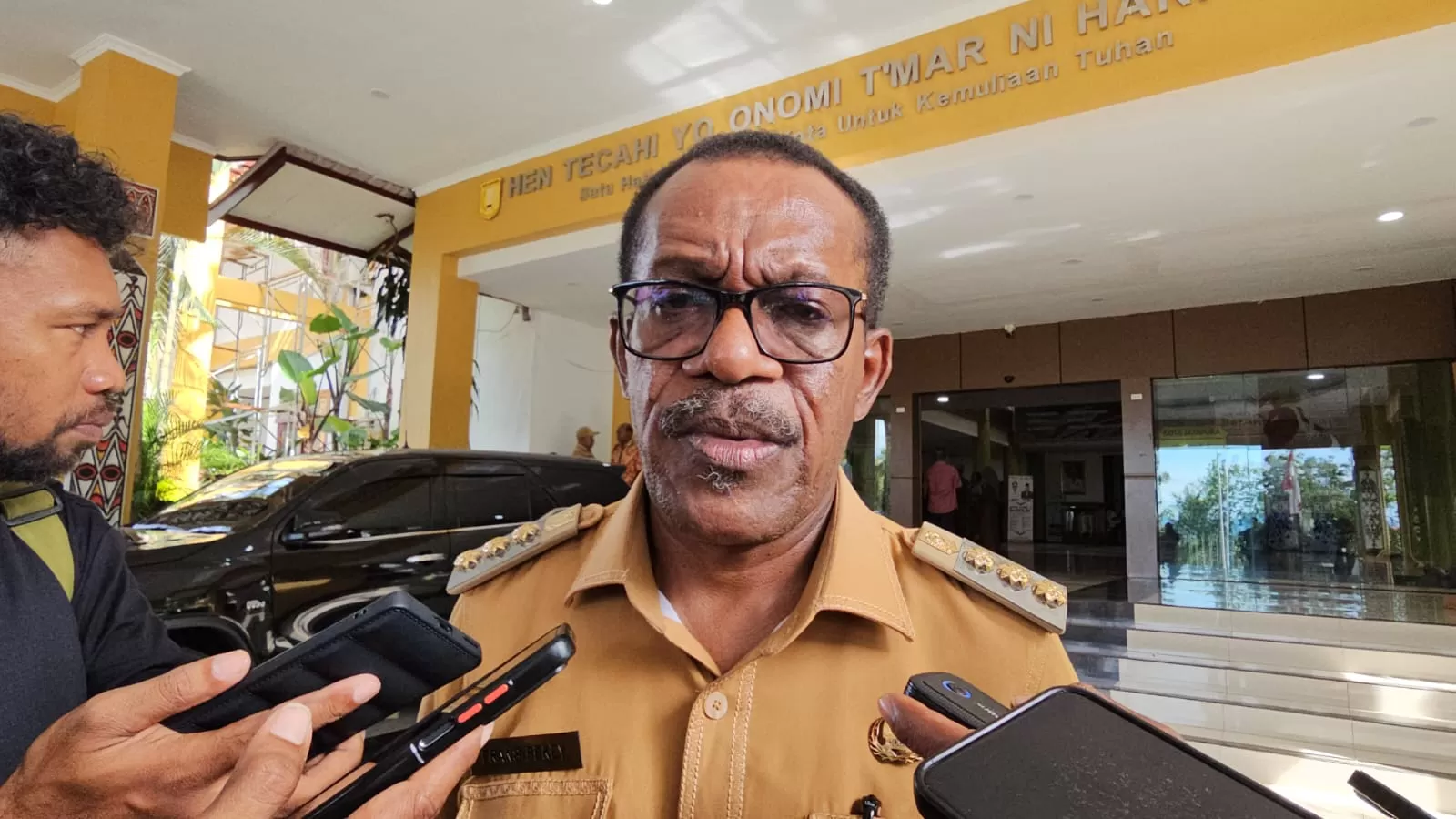 Penjabat Wali Kota Jayapura, Frans Pekey.  (HANS PALEN/Ceposonline.com)