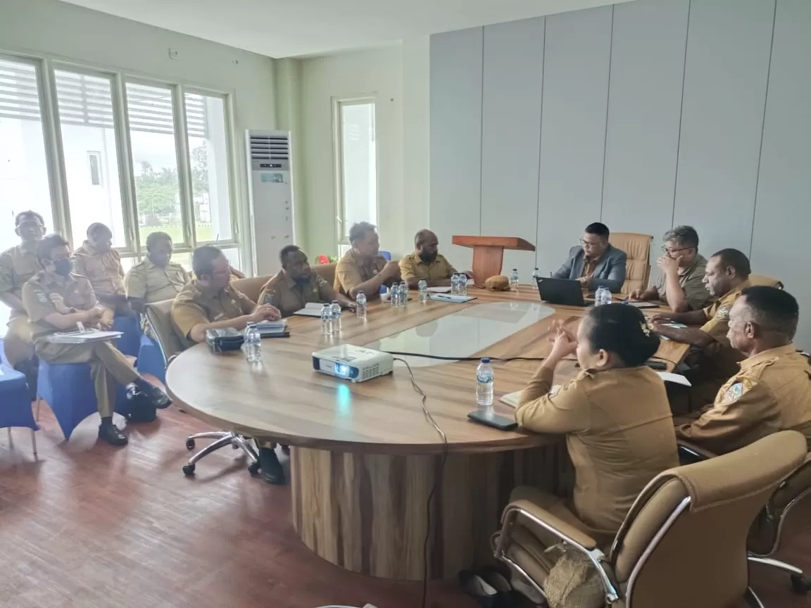 Rapat perdana Percepatan Peningkatan Pendapatan Asli Daerah (PAD) di ruang rapat Sekda lantai II Kantor Bupati Yahukimo di Dekai, Selasa (14/5/2024). (Ceposonline.com/Humas)