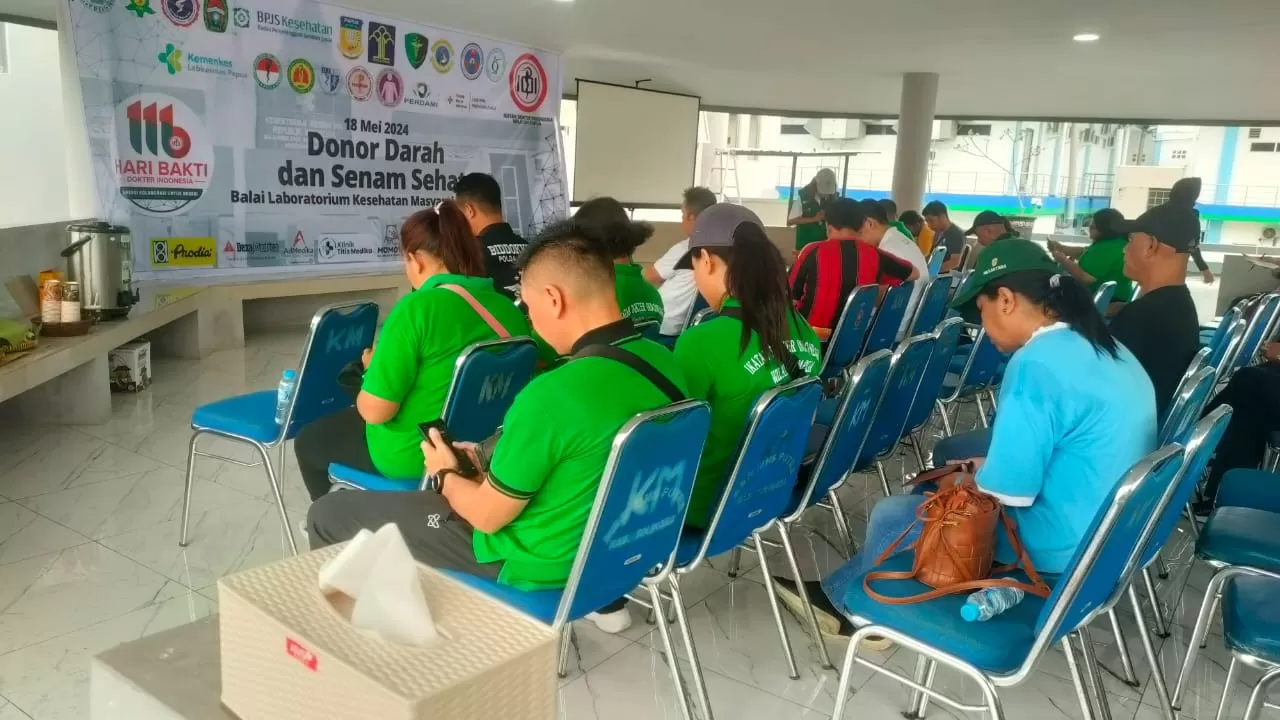 IDI Papua gelar aksi donor darah dan bakti sosial dalam rangka peringatan Hari Bakti Dokter Indonesia di Balai laboratorium Kesehatan Masyarakat Papua, Kota Jayapura, Papua, Sabtu (18/5/2024) (CENDERAWASIH POS/JIMIANUS KARLODY)