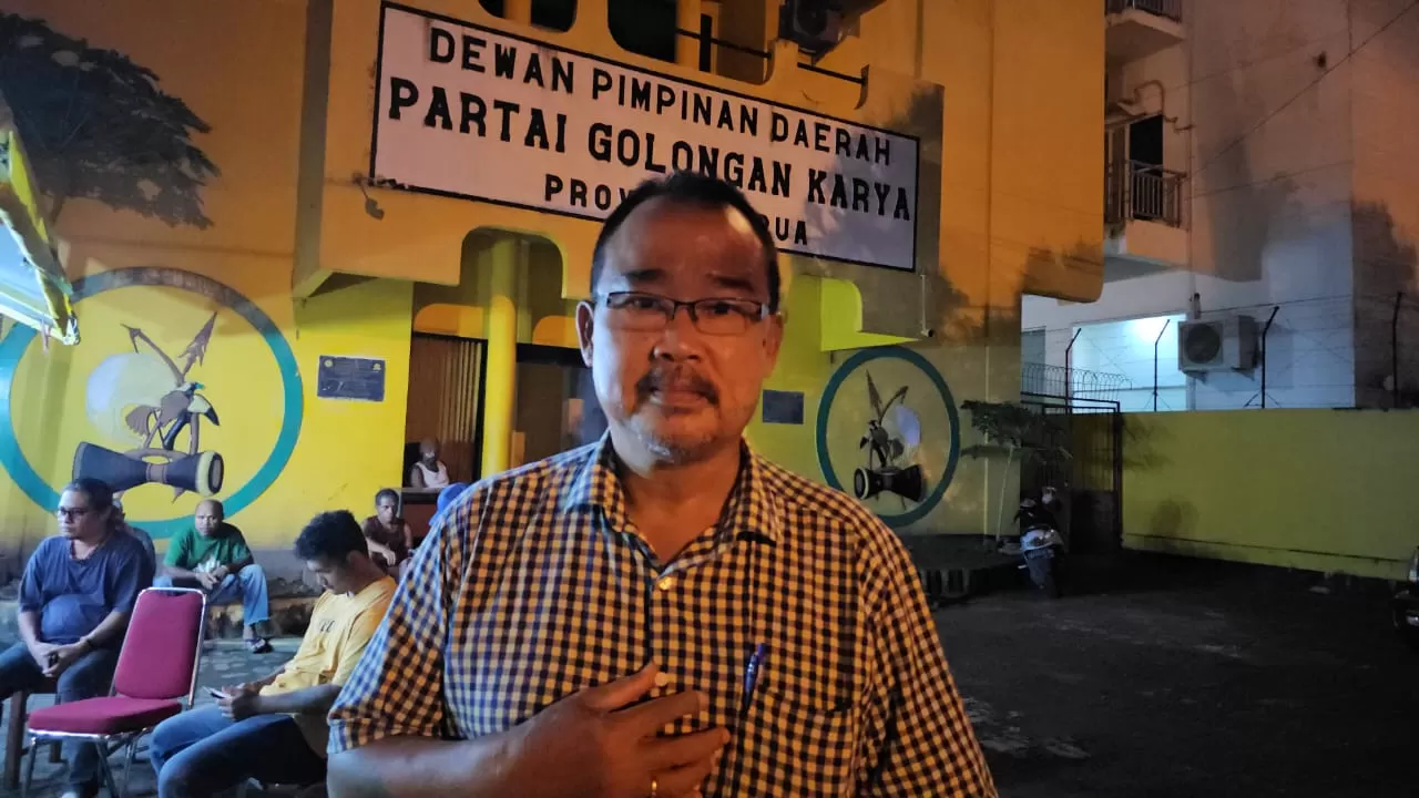 Ketua Harian DPD Golkar Papua, Tan Wie Long, bicara soal kemenangan Golkar di Pileg 2024 Papua, sekaligus konfirmasi soal kursi Ketua DPR Papua periode 2024 - 2029. (CEPOSONLINE.COM/Hans Palen)