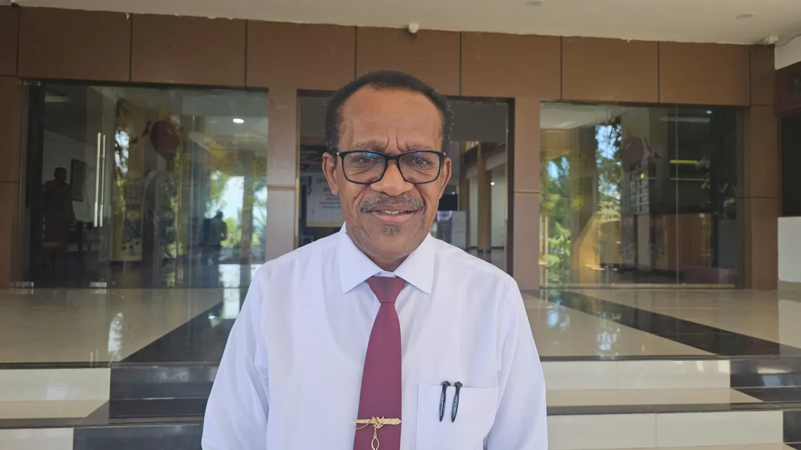 Sekda Kota Jayapura, Frans Pekey  (CEPOSONLINE.COM/Hans Palen)