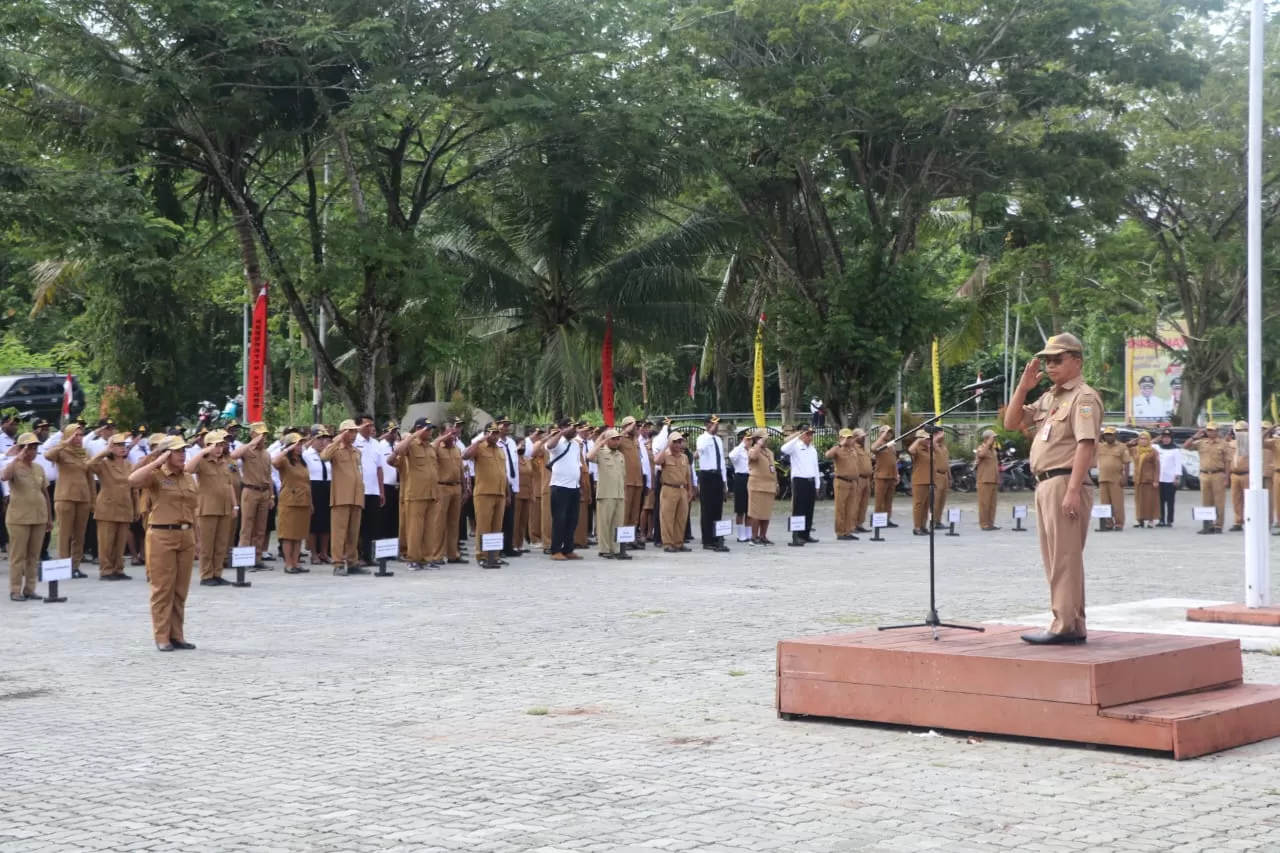 Plh. Sekda Keerom, Lukas Saranga saat pimpin apel pagi, Senin (27/05/2024).  (Ceposonline.com/Mustakim Ali)