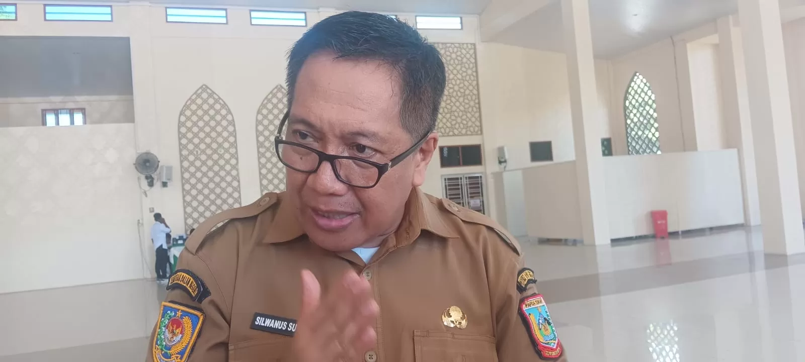 Kepala Dinas Kesehatan Provinsi Papua Tengah, dr. Silwanus Sumule saat memberikan keterangan kepada wartawan di Islamic Center Nabire. (ceposonline.com/THERESIA)
