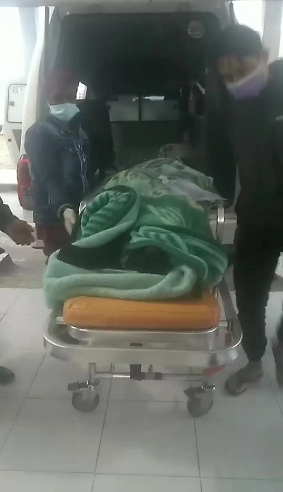 Tim Medis RSUD Pratama Deiyai saat menaikan pasien ke Mobil Ambulance milik RSUD Paniai.  (screenshot video dokter Agus)
