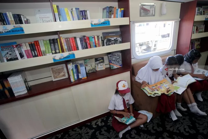 Siswa membaca buku saat layanan perpustakaan gratis di Stasiun Blitar, Jawa Timur, Kamis (27/9). Kegiatan memperkenalkan buku dan pemeriksaan kesehatan gratis melalui kereta api pintar (Rail Library)  (ANTARA)