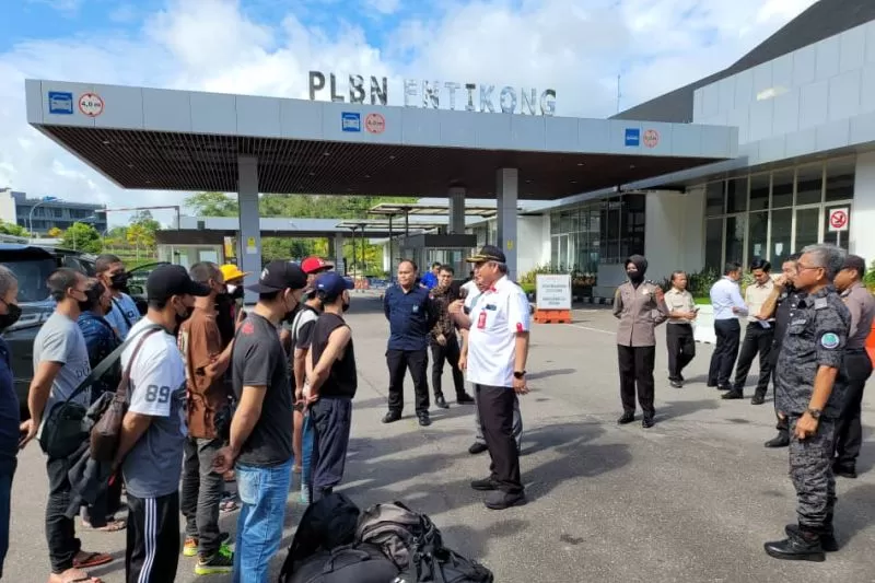 KJRI Kuching mendampingi dan mengantar pulang ke Indonesia 12 WNI dengan kondisi khusus termasuk KS nelayan asal Natuna, melalui PLBN Entikong, setelah menjalani proses hukum di Malaysia. (ANTARA/HO-H)