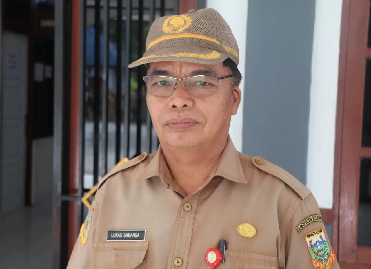 Plh. Sekda Keerom, Lukas Saranga. (ceposonline.com/MUSTAKIM ALI)