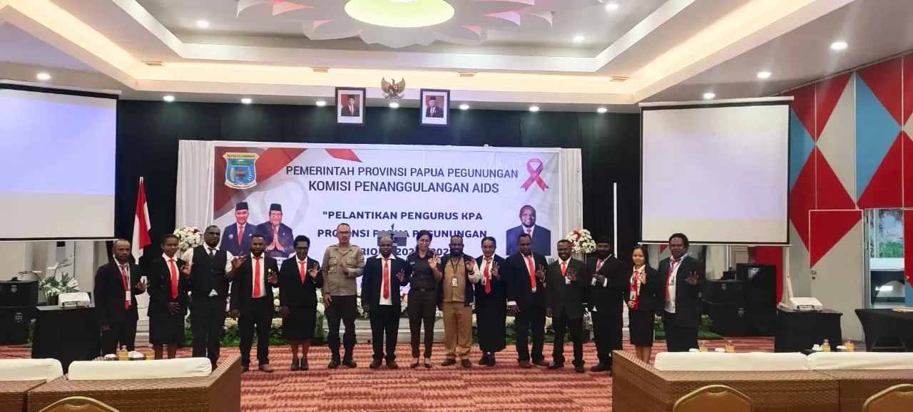 Ketua KPA Provinsi Papua Pegunungan, Yomi Kogoya bersama pengurus saat berfoto bersama usai pengukuhan kepengurusan periode 2024-2029. (ceposonline.com/DENY)