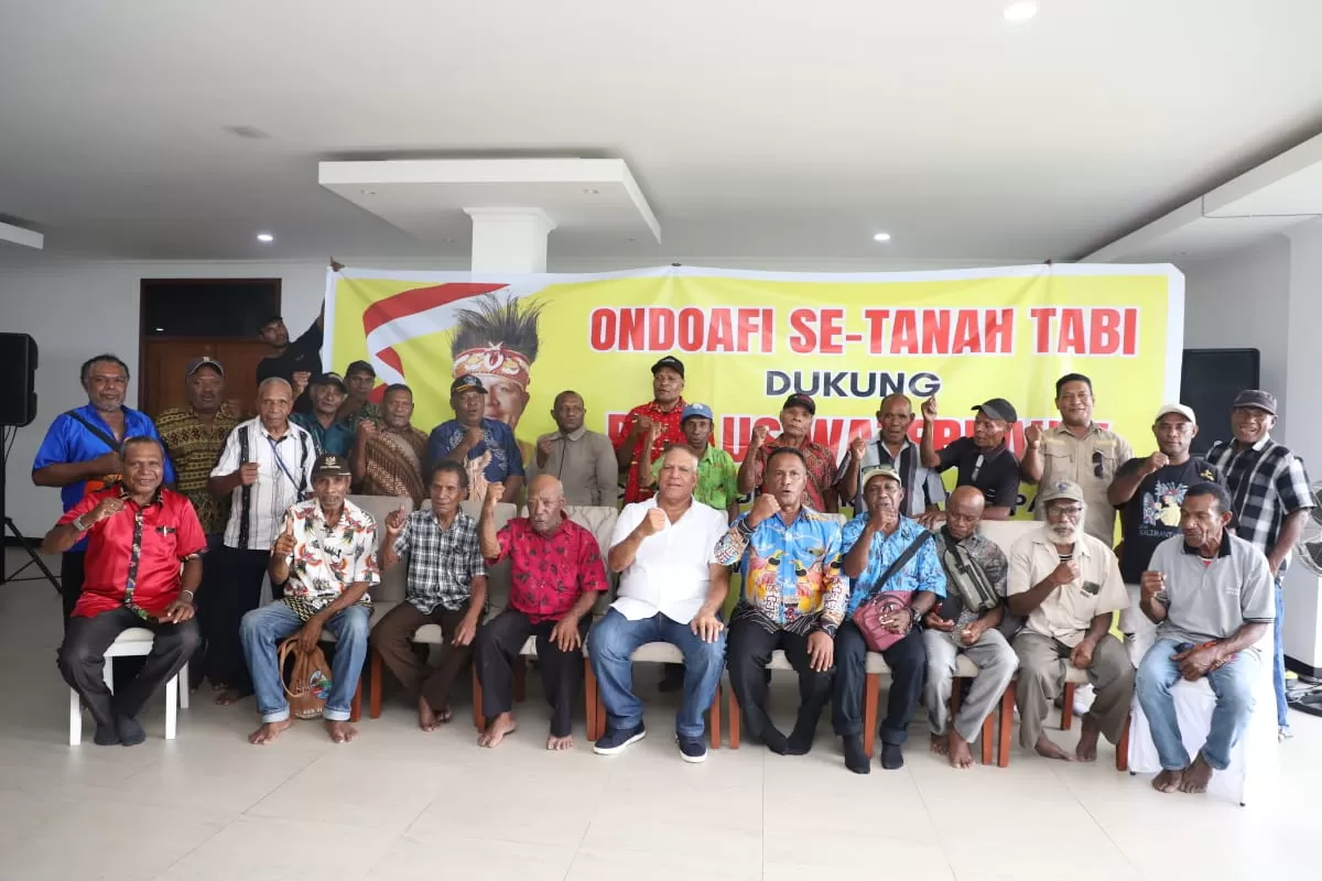 Bakal Calon Gubernur Papua, Paulus Waterpauw ketika foto bersama dengan para tokoh adat se Tanah Tabi di Jayapura, Senin (3/6/2024). (ceposonline.com/HANS)