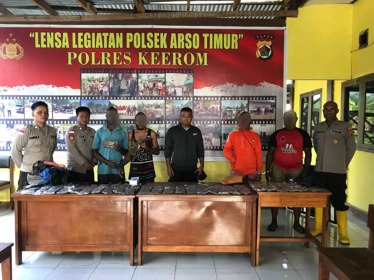 Sejumlah pelaku dan barang bukti saat diamankan di Mapolsek Arso Timur, Rabu (05/06/2024). (polres keerom)