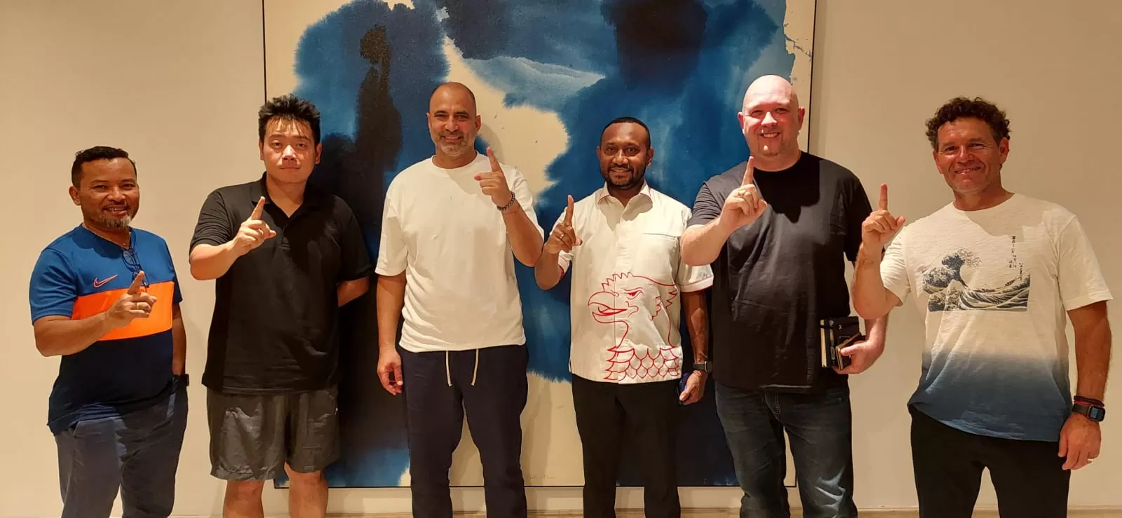 Owner PSBS Biak, Owen Rahardian, dan Presiden PSBS Biak, Yan Mandenas, menyambut kedatangan pelatih sekaligus manajer PSBS Biak yang baru, Juan Esnaider, di Jakarta. (MO PSBS Biak)