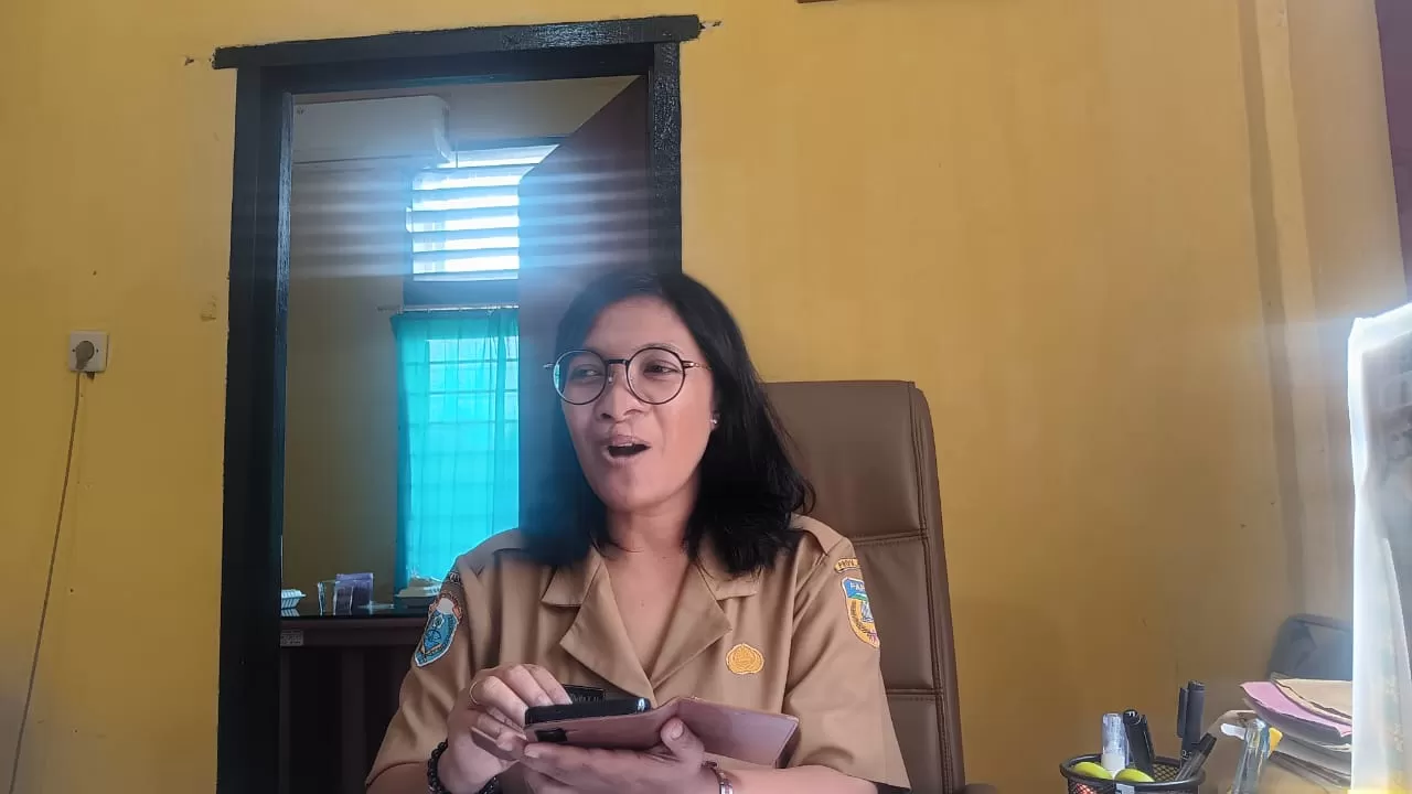 Kepala Dinas Peternakan Kabupaten Nabire, Drh. I Dewa Ayu Dwita saat memberikan keterangan di ruang kerjanya. (Ceposonline.com/Theresia Tekege)
