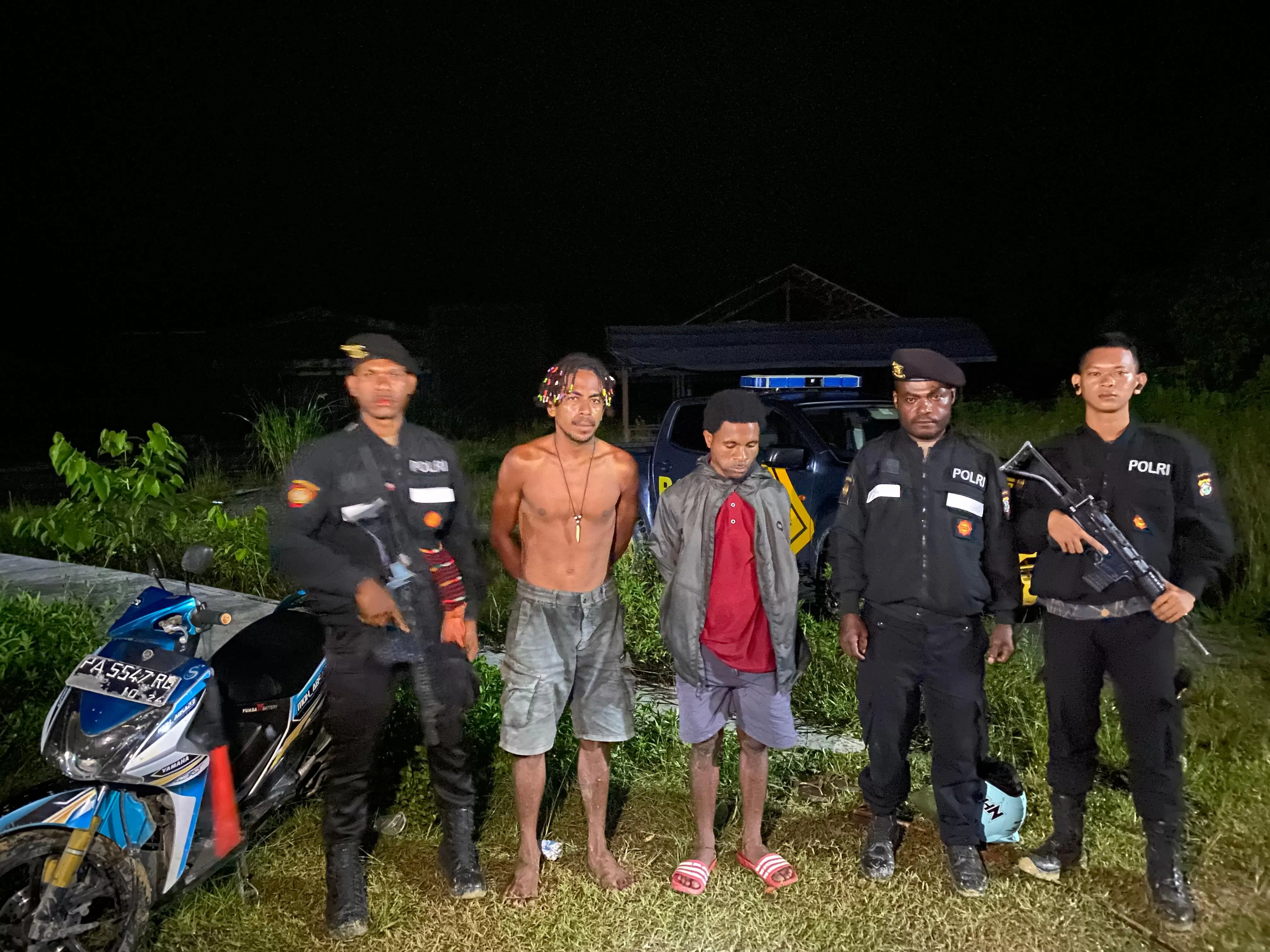 Kedua terduga pelaku saat diamankan oleh tim Polres Keerom, Kamis (13/06/2026). (istimewa)