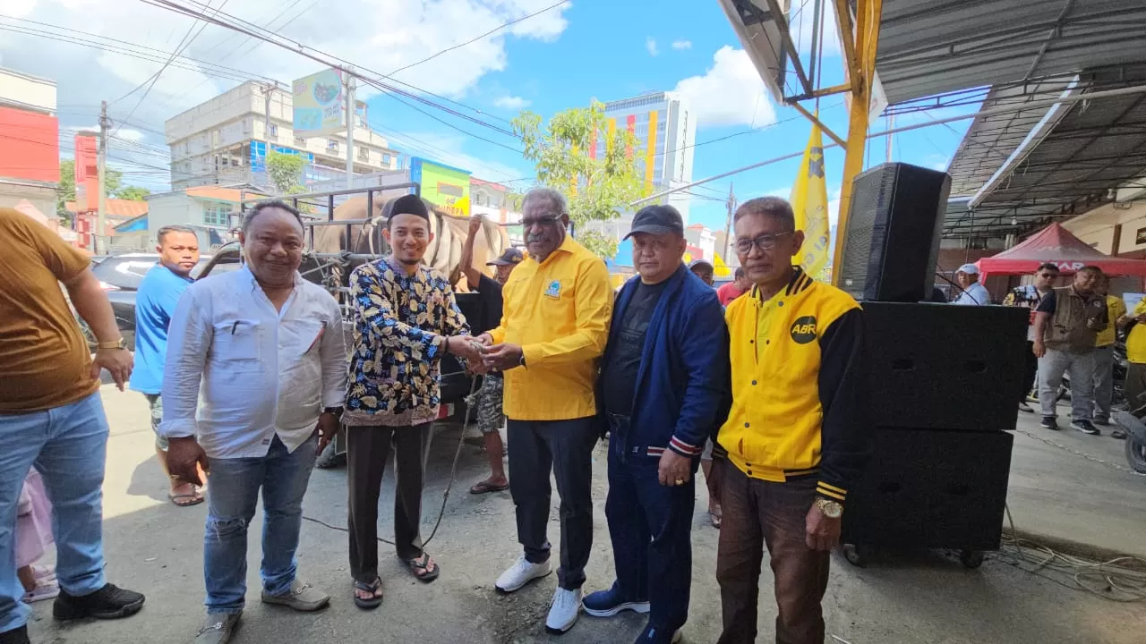 Ketua DPRD Kota Jayapura, Abisai Rollo, ikut menyumbang sapi kurban dalam rangka Iduladha 2024. (CEPOSONLINE.COM/Hans Palen)