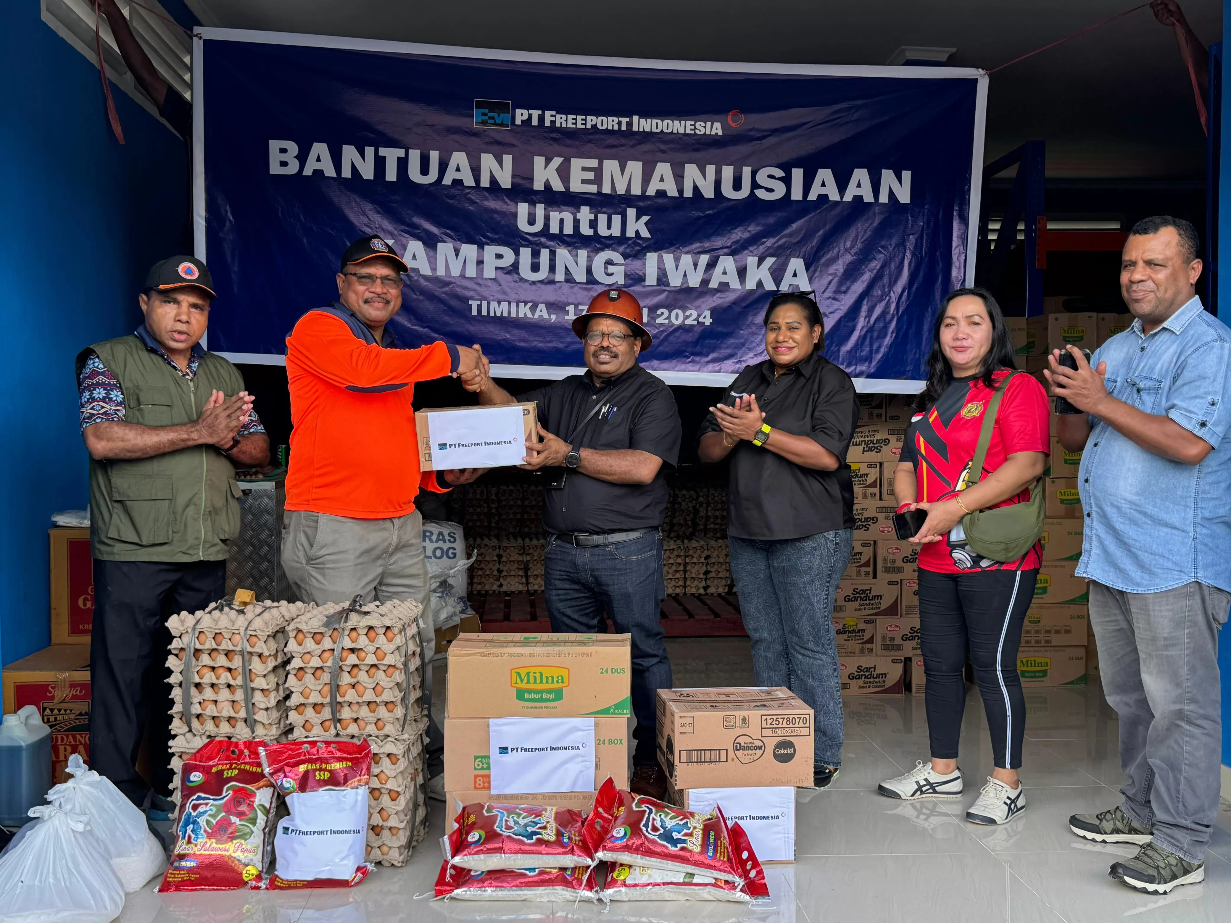 Senior Vice President (SVP) Community Relations PTFI Nathan Kum menyerahkan secara simbolis bantuan 3 Ton Bahan Makanan kepada Pemerintah melalui BPBD Mimika, Senin (17/06/2024).  (Ceposonline.com/PTFI)
